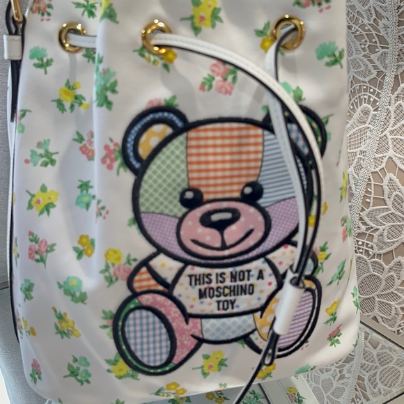 MOSCHINO 🧸
Teddy Bear Bucket Bag - Picture 3 of 15
